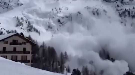 Na snímke lavína vo švajčiarskych horách.