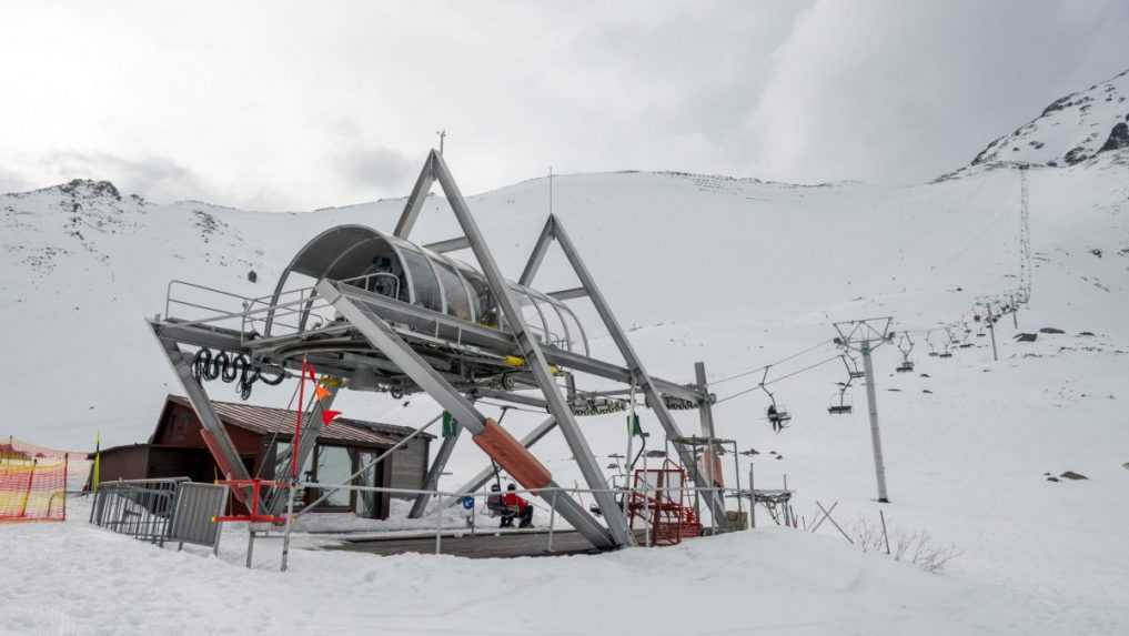 Počasie praje aprílovej lyžovačke v Tatrách. Na Lomnickom sedle napadlo 20 centimetrov snehu