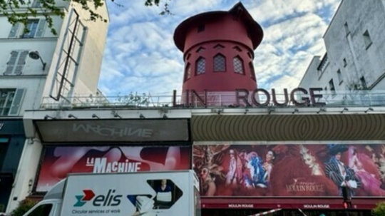 Mlyn kabaretu Moulin Rouge bez krídel.