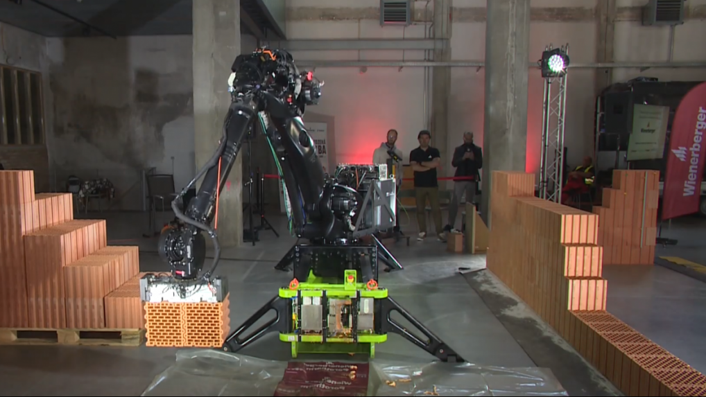 Robotizácia môže zatraktívniť prácu murára. Robot Wallter dokáže zastúpiť až štyroch ľudí