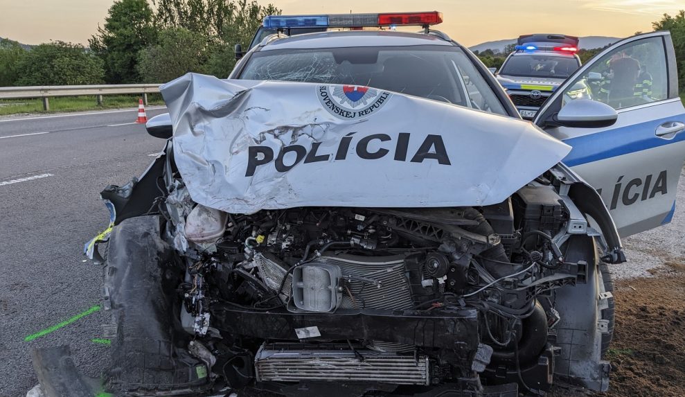 Policajné auto sa zrazilo s autom, ktoré viedol vyše 70-ročný vodič: Havária si vyžiadala štyroch zranených