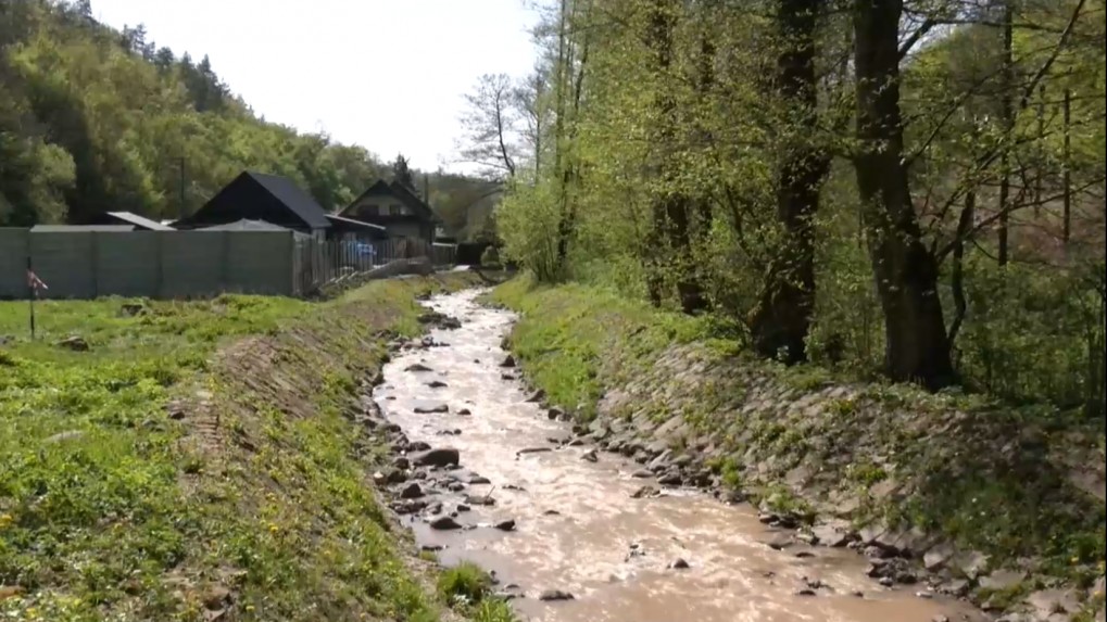 Potok v obci pri Žiari nad Hronom znečistila ťažba dreva. Podľa úradu je všetko v súlade so zákonom