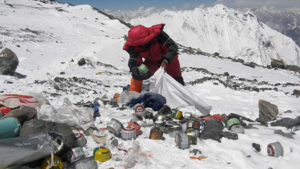 Jarné upratovanie najvyššej hory sveta: Okrem odpadkov zbavia Mount Everest aj niekoľkých mŕtvol