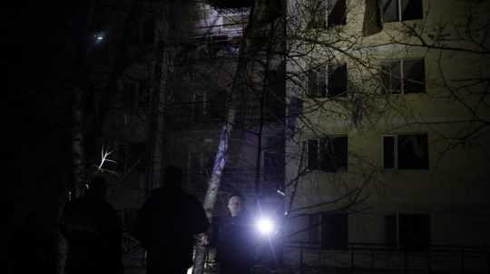 Ilustračná snímka - zničená budova v ruskom Charkove.
