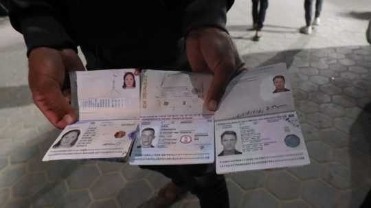 Na snímke pasy zabitých humanitárnych pracovníkov.
