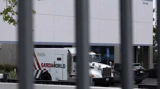 Obrnené nákladné autá sú zaparkované pred zariadením GardaWorld v časti Sylmar v Los Angeles.