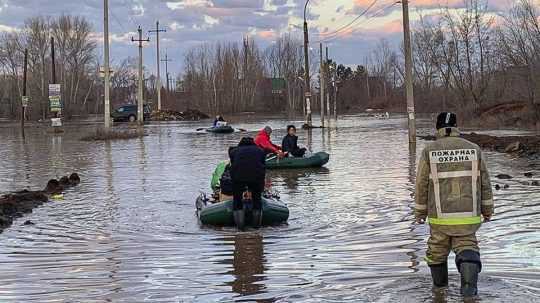 V Rusku sa pretrhla priehrada, zaplavila stovky domov.