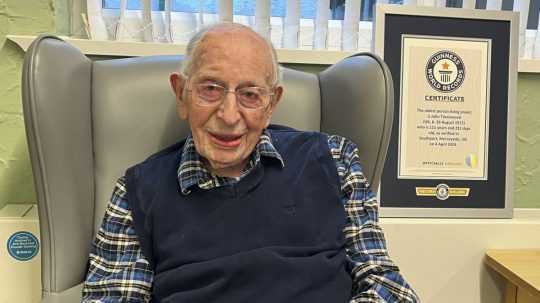 Najstarší muž sveta, 111-ročný John Alfred Tinniswood.