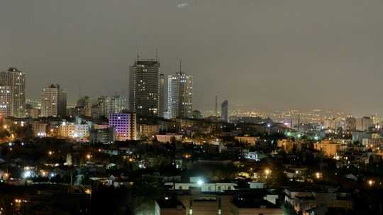 Nočný záber na Teherán, hlavné mesto Iránu, ktorý spustil útok na Izrael.