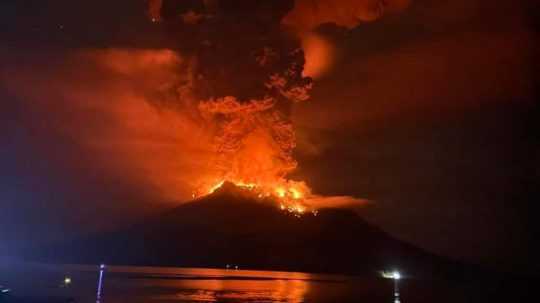 Na snímke výbuch sopky Ruang v Indonézii.