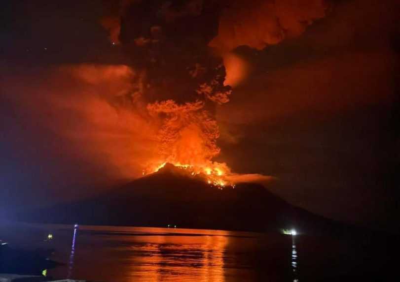 VIDEO: V Indonézii vybuchla sopka Ruang, evakuovali stovky ľudí