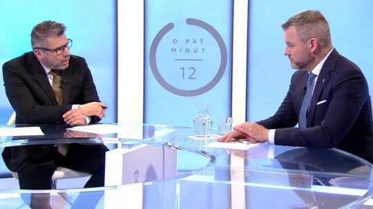 Ilustračná snímka z diskusnej relácie RTVS O 5 minút 12, zľava moderátor Marek Makara a hosť Peter Pellegrini.