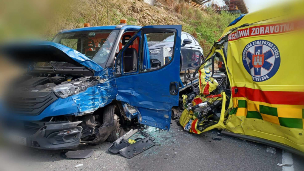 Pri zrážke s odťahovým vozidlom neďaleko Detvy zomrel vodič sanitky (†63)