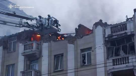 Na snímke zničená budova po ruskom útoku na ukrajinské mesto Dnipro.