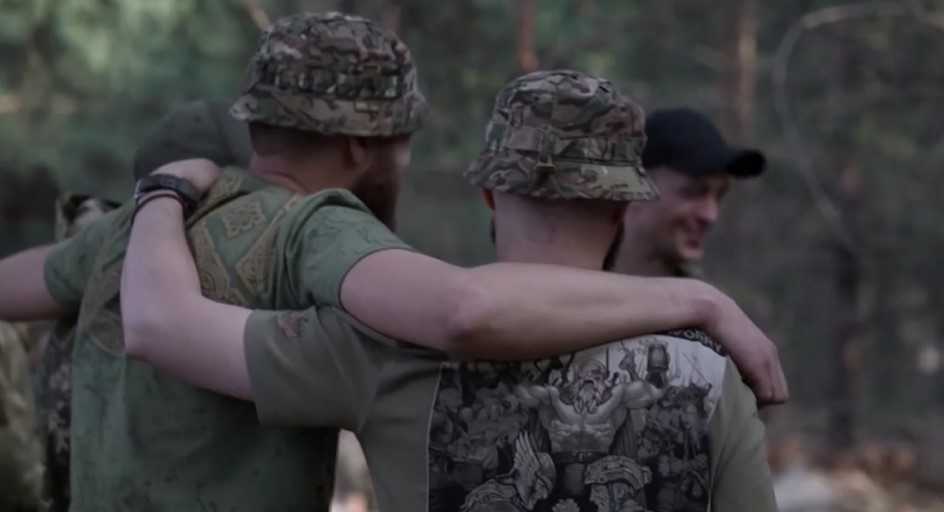 Ukrajine chýbajú vojaci. Chce prinútiť mužov v zahraničí, aby sa vrátili domov