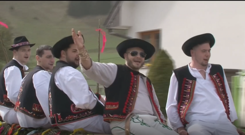 Veľkonočné tradície na Slovensku stále žijú, výnimkou nie sú ani mestá. Takto zachytili sviatočný pondelok štáby RTVS