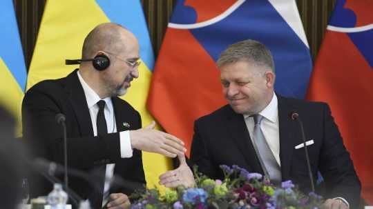 Na snímke zľava predseda vlády Ukrajiny Denys Šmyhaľ a predseda vlády SR Robert Fico.