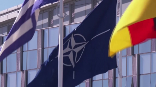 Uprostred vlajka NATO.