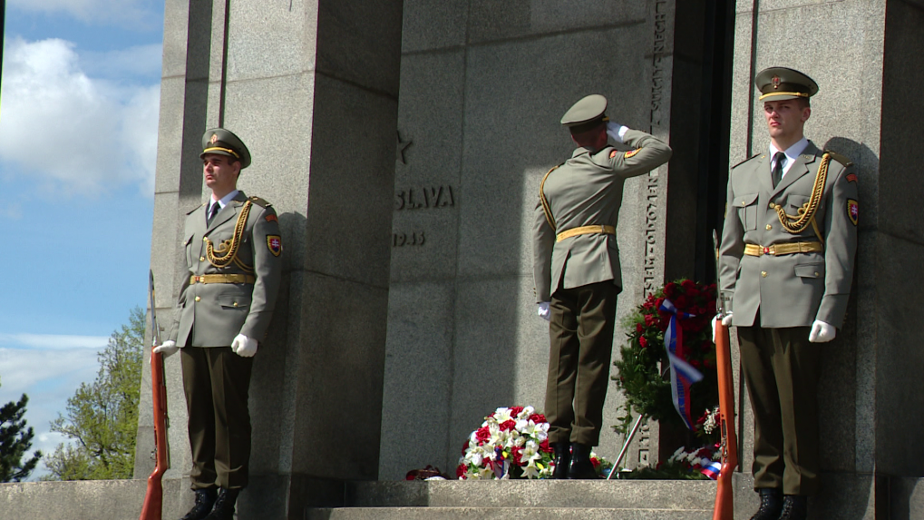 Ústavní činitelia si pripomenuli výročie oslobodenia Bratislavy, premiér Fico aj spolu s ruským veľvyslancom