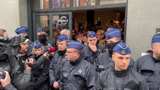 Polícia, ktorá prerušila konferenciu v Bruseli.