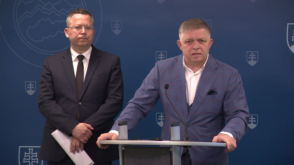 Zľava minister financií Ladislav Kamenický a premiér Robert Fico (obaja Smer-SD).