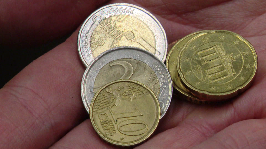 Na snímke drží osoba euromince.