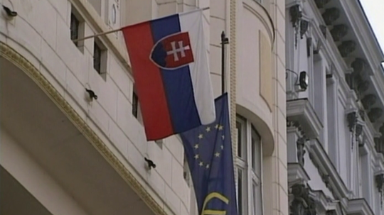 Archívna snímka vlajky Slovenska a Európskej únie.