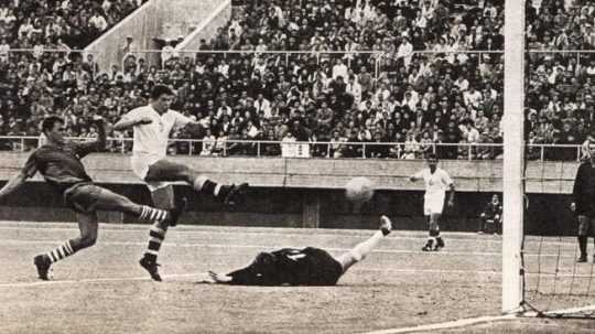 Víťazný gól Ivana Mráza v semifinále olympijského turnaja 1964 proti NDR.