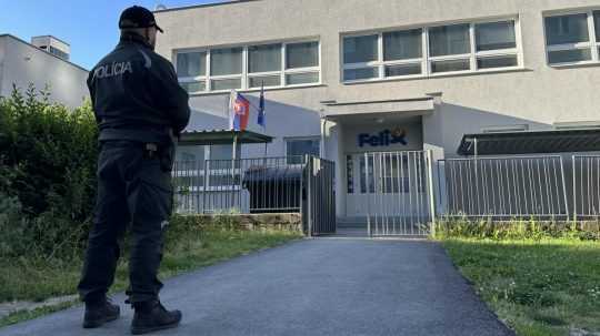 Na snímke policajt hliadkuje pred budovou súkromnej základnej školy v Bratislave.