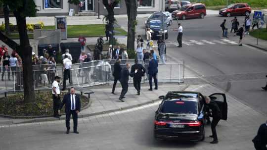 Na snímke vo vládnej limuzíne predseda vlády Robert Fico po streľbe po výjazdovom rokovaní vlády v Handlovej v okrese Prievidza v stredu 15. mája 2024.