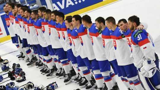 slovenskí hokejisti počas hymny