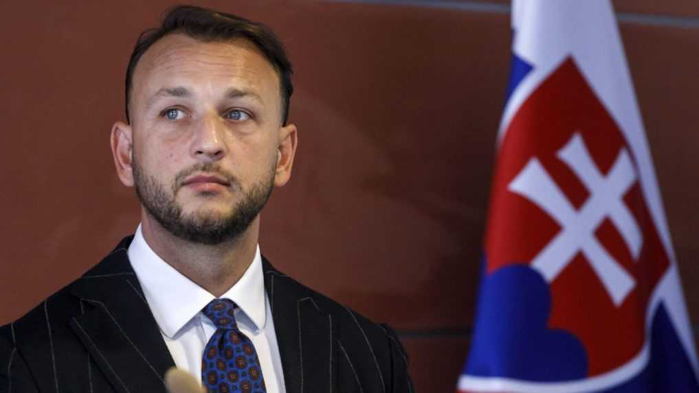 Muž, ktorý sa mal vyhrážať ministrovi Šutajovi Eštokovi a dvom poslancom, skončil vo väzbe