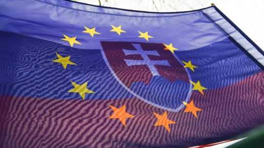 Vlajka Slovenskej republiky a Európskej únie.