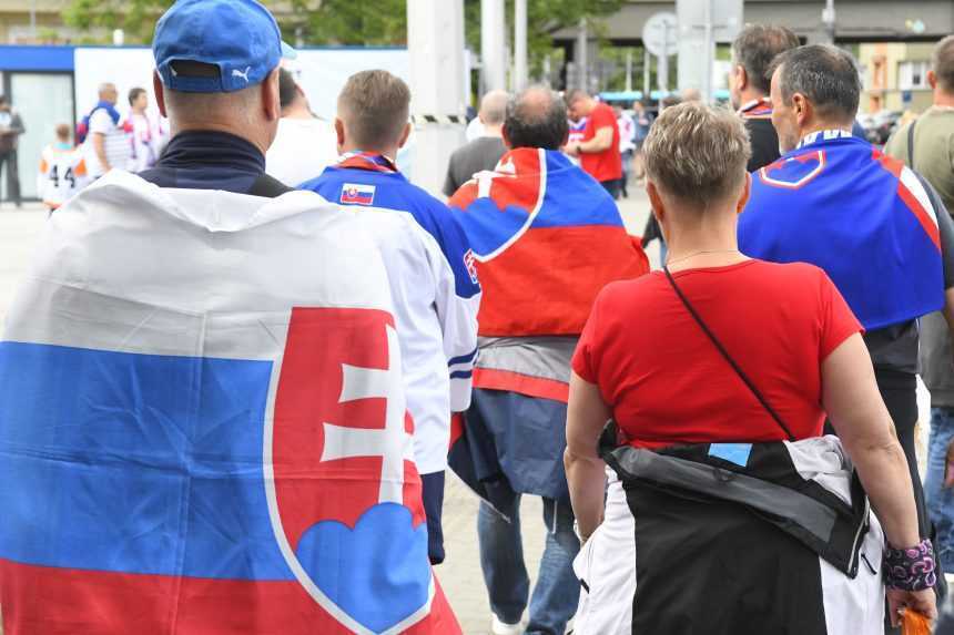 Slovenskí fanúšikovia pred zápasom s Nemeckom.