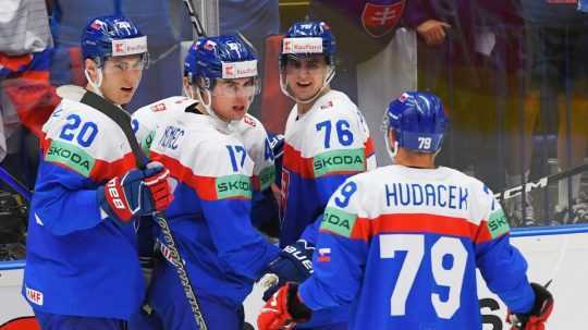Na snímke slovenskí hokejisti tešiaci sa z gólu.