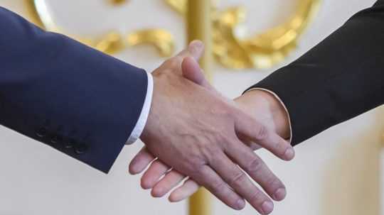 Na snímke zľava novozvolený prezident SR Peter Pellegrini a prezidentka SR Zuzana Čaputová si podávajú ruky počas vyhlásenia k atentátu na premiéra SR Roberta Fica (Smer-SD) v Bratislave 16. mája 2024.
