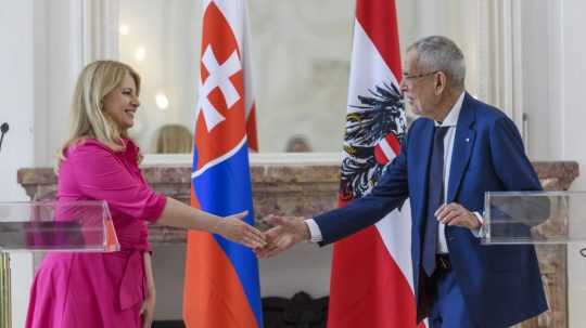 Zuzana Čaputová a prezident Rakúska Alexander Van der Bellen si podávajú ruky počas stretnutia na zámku Schloss Hof.