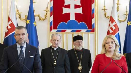 Prezidentka Zuzana Čaputová (vpravo) a zvolený prezident Peter Pellegrini (vľavo) počas tlačovej konferencie po stretnutí so zástupcami cirkví a náboženských spoločenstiev.