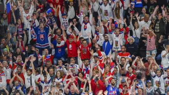 Na snímke slovenskí a českí fanúšikovia povzbudzujú počas štvrťfinálového zápasu Kanada - Slovensko na 87. majstrovstvách sveta v ľadovom hokeji v Prahe vo štvrtok 23. mája 2024.