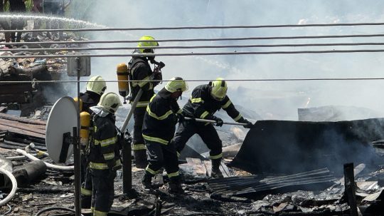 Pri požiari v Stropkove zasahovali hasiči z viacerých hasičských staníc.
