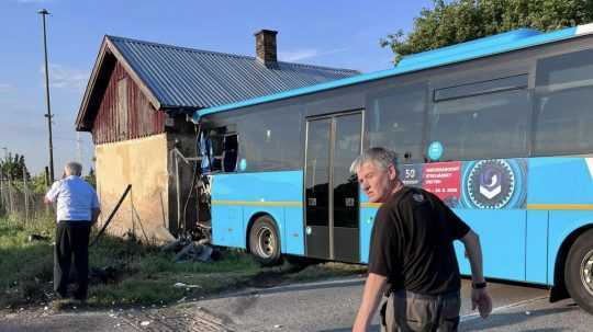 Na snímke autobus po zrážke s vlakom v Ivanke pri Nitre.