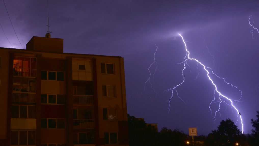 Búrky sa na Slovensku vyskytnú aj v nedeľu, udrieť môžu v týchto okresoch