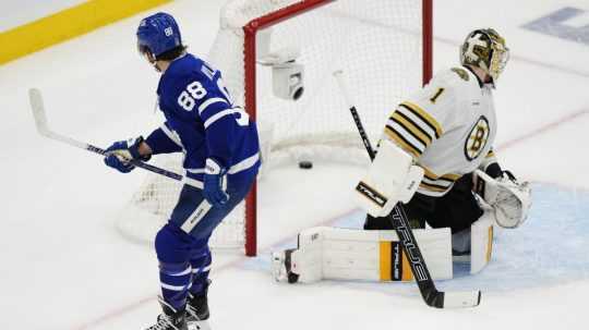 Hokejista William Nylander strieľa gól brankárovi Bostonu Bruins Jeremymu Swaymanovi,
