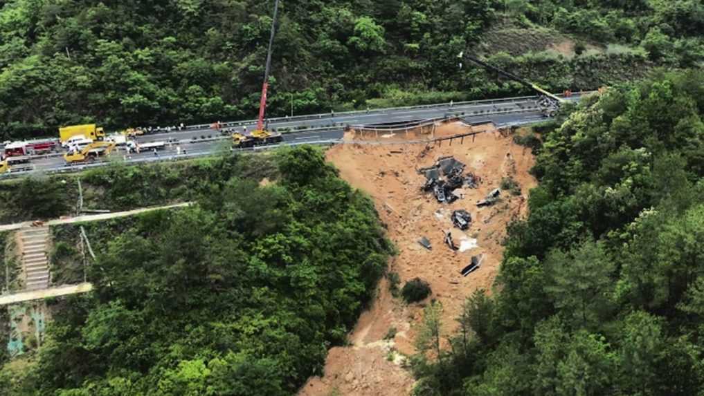 VIDEO: Počet obetí nešťastia v Číne, kde sa po silných dažďoch prepadla diaľnica, stúpol na 36