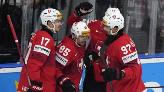Švajčiarski hokejisti oslavujú gól v zápase MS v hokeji 2024 proti Nórsku.