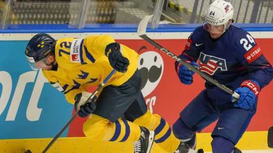 Švéd Tim Heed (vľavo) bojuje o puk s Ryanom Leonardom z USA počas zápasu medzi Švédskom a USA na majstrovstvách sveta v ľadovom hokeji v Ostrave v Českej republike v piatok 10. mája 2024.