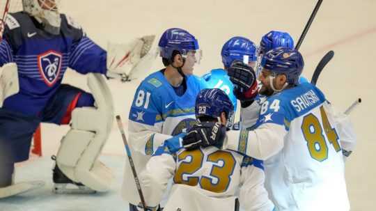 Kazašskí hokejisti sa radujú z gólu.