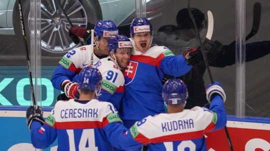 Slovenský hokejista Miloš Kelemen sa teší so spoluhráčmi po strelení úvodného gólu počas zápasu základnej B-skupiny USA - Slovensko.