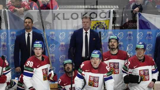 Tréner českej hokejovej reprezentácie Radim Rulík (uprostred) sleduje finálový zápas Česká republika - Švajčiarsko.