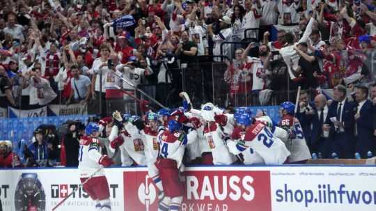 Českí hokejisti oslavujú strelený gól do prázdnej bránky vo finále MS proti Švajčiarsku.
